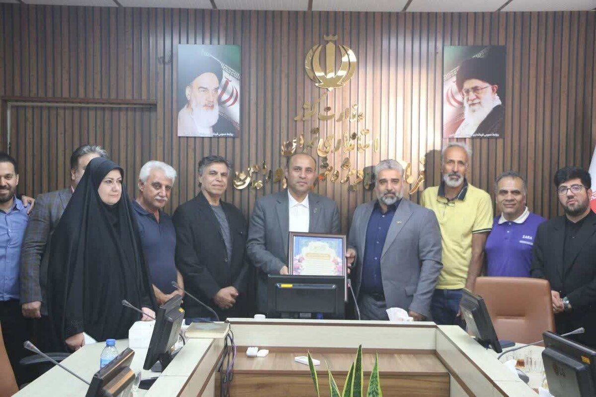 تقدیر ورزشکاران از فرماندار ورامین به پاس برگزاری موفق برنامههای هفته فرهنگی شهرستان تقدیر ورزشکاران از فرماندار ورامین به پاس برگزاری موفق برنامههای هفته فرهنگی شهرستان